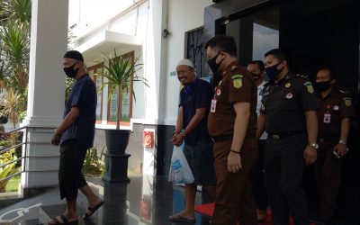 JAKSA PENUNTUT UMUM KEJAKSAAN NEGERI NGAWI MELAKUKAN PENAHANAN TERHADAP Tsk. Drs. HADI SUHARTO, M.Si. Bin SOMO ATMOJO DAN Tsk.SUPRIANTO,S.H., M.H. Bin WONGSOREJO TERKAIT DUGAAN TINDAK PIDANA KORUPSI DALAM PELAKSANAAN PENGADAAN TANAH UNTUK PEMBANGUNAN SMPN 1 MANTINGAN YANG MENGAKIBATKAN KERUGIAN NEGARA SEBESAR Rp. 1.154.310.000,-