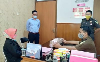 KEJAKSAAN NEGERI NGAWI TELAH BERHASIL MELAKUKAN EKSEKUSI UANG PENGGANTI SEBESAR Rp. 500.000.000,- (LIMA RATUS JUTA RUPIAH) DAN DENDA SEBESAR Rp. 50.000.000,- (LIMA PULUH JUTA RUPIAH) DALAM PERKARA TINDAK PIDANA KORUPSI PENYIMPANGAN DANA BERGULIR DARI KEMENKO DAN UKM YANG DIKELOLA OLEH KOPERASI SIMPAN PINJAM (KSP) RUKUN AGAWE SANTOSO TA 2006 ATAS NAMA TERPIDANA PARNIANTO, S.E. BIN TUKIMAN