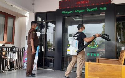 PENYEMPROTAN DISINFEKTAN DI KANTOR KEJAKSAAN NEGERI NGAWI