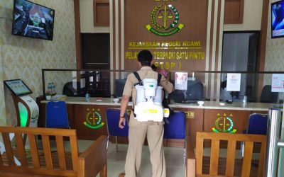 PENYEMPROTAN DISINFEKTAN DI KANTOR KEJAKSAAN NEGERI NGAWI