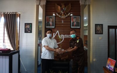 AKSI BAGI-BAGI BIBIT KAYU PUTIH DALAM RANGKA HUT PERHUTANI DI KEJAKSAAN NEGERI NGAWI