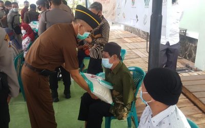 PENYERAHAN BANSOS BERAS DAN MASKER DARI YAYASAN BUDDHA TZU CHI KEPADA WARGA TERDAMPAK COVID-19